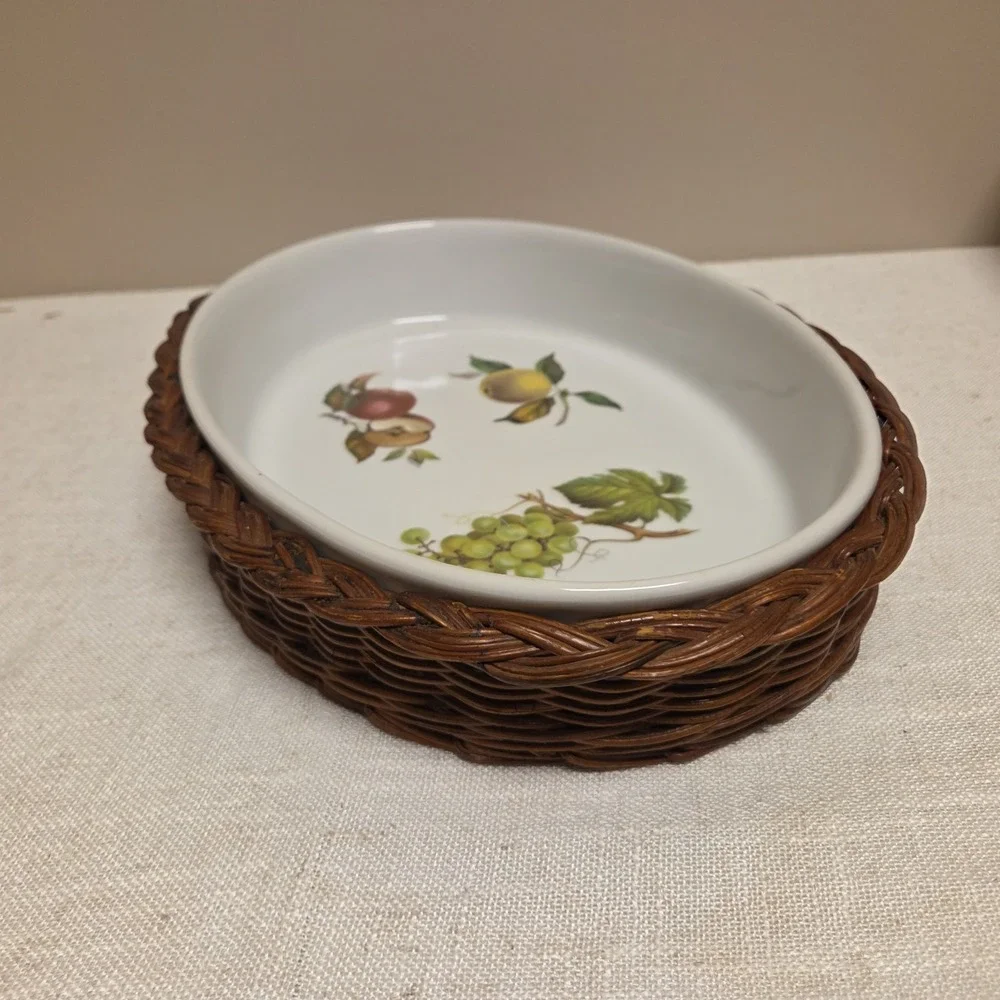 Cordon Bleu BIA Oval Casserole Dish White Porcelain w/Fruit in fitting basket 13